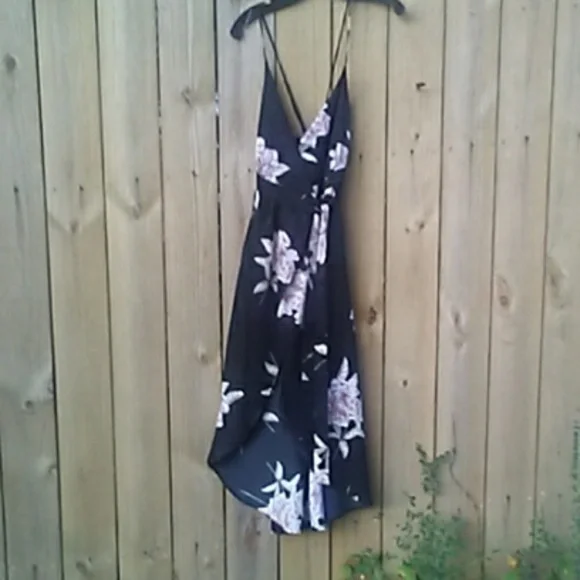 𝅺NWT- Urban Otfitters-  Floral Wrap Midi Dress - Picture 2 of 6